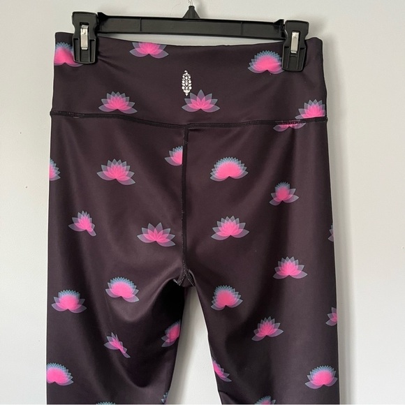 FP Movement By Free People Pink Lotus Flower Cropped Yoga Leggings Size Small - Picture 13 of 16